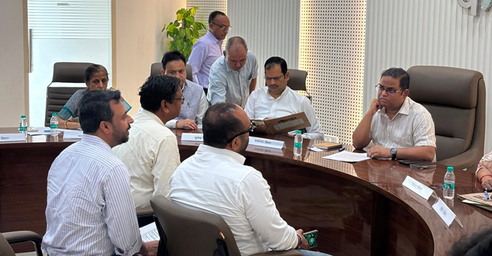Noida Authority CEO lends an ear to public grievances